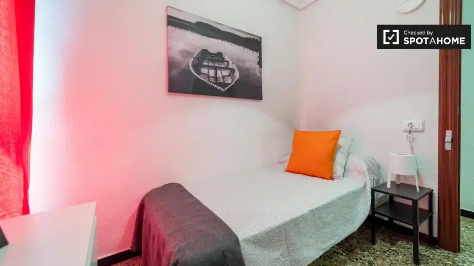 Habitación de Piso de alquiler en Valencia con Aire acondicionado, Calefacción y Amueblado