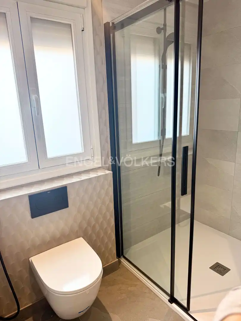 Bathroom of Attic for sale in Madrid  with Air Conditioner, Heating and Parquet flooring