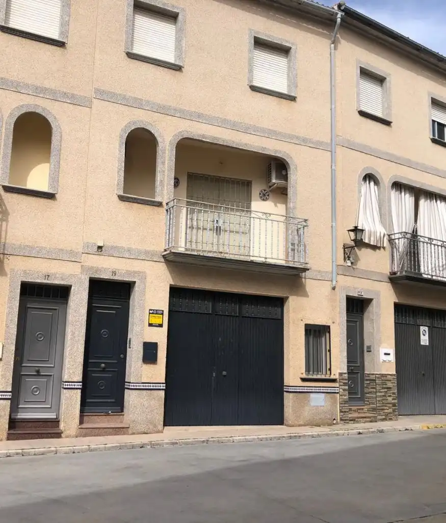 Vista exterior de Casa adosada en venda en Cuevas de San Marcos amb Calefacció, Terrassa i Alarma