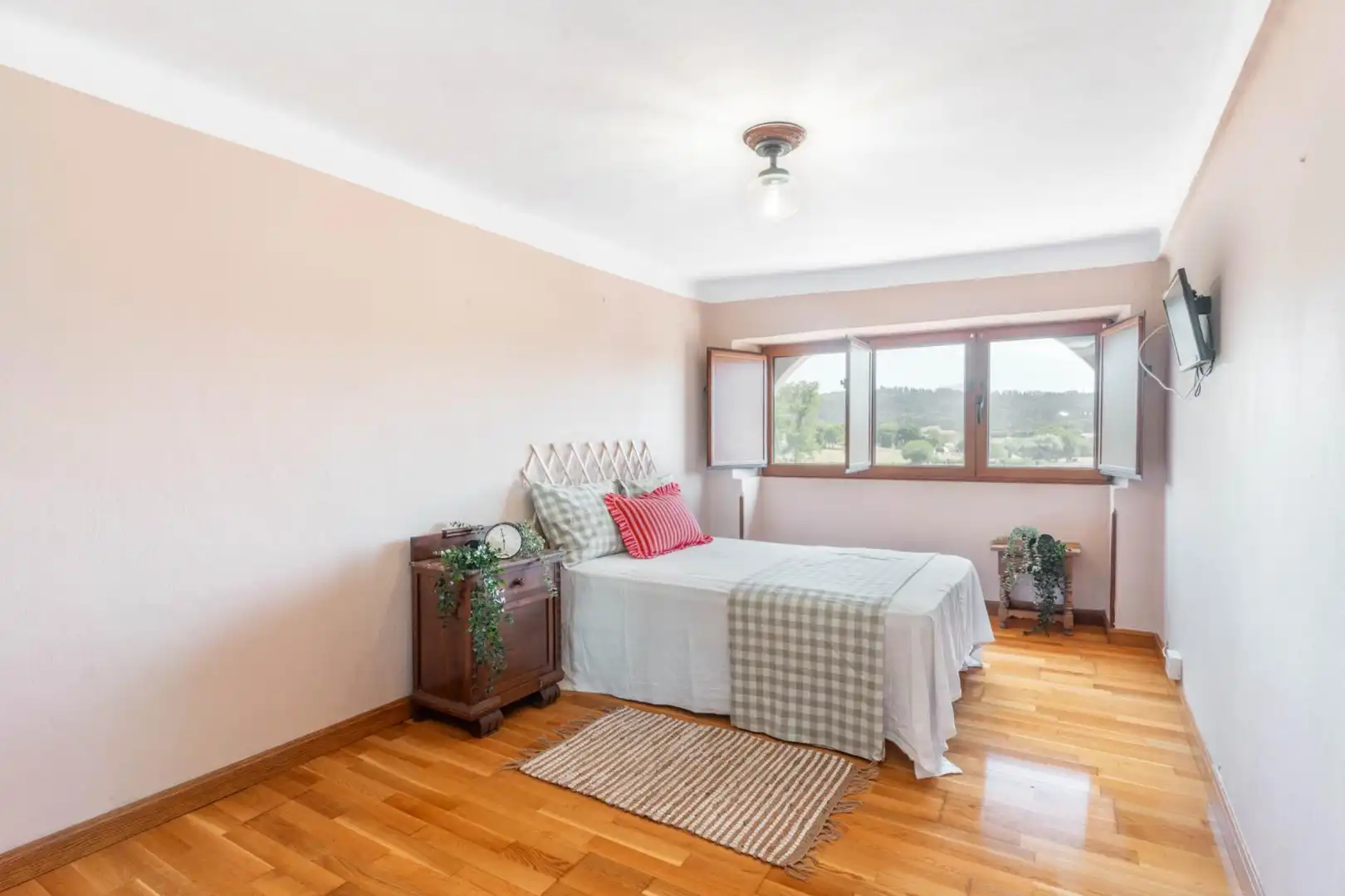 Habitación de Casa o chalet en venta en Sariego con Calefacción, Terraza y Amueblado
