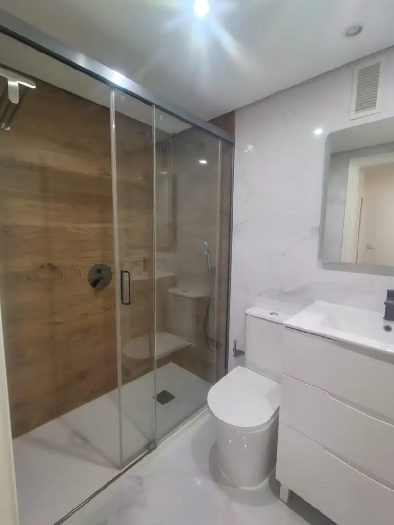 Bathroom of Flat for rent in Valladolid  with Air Conditioner, Heating and Parquet flooring