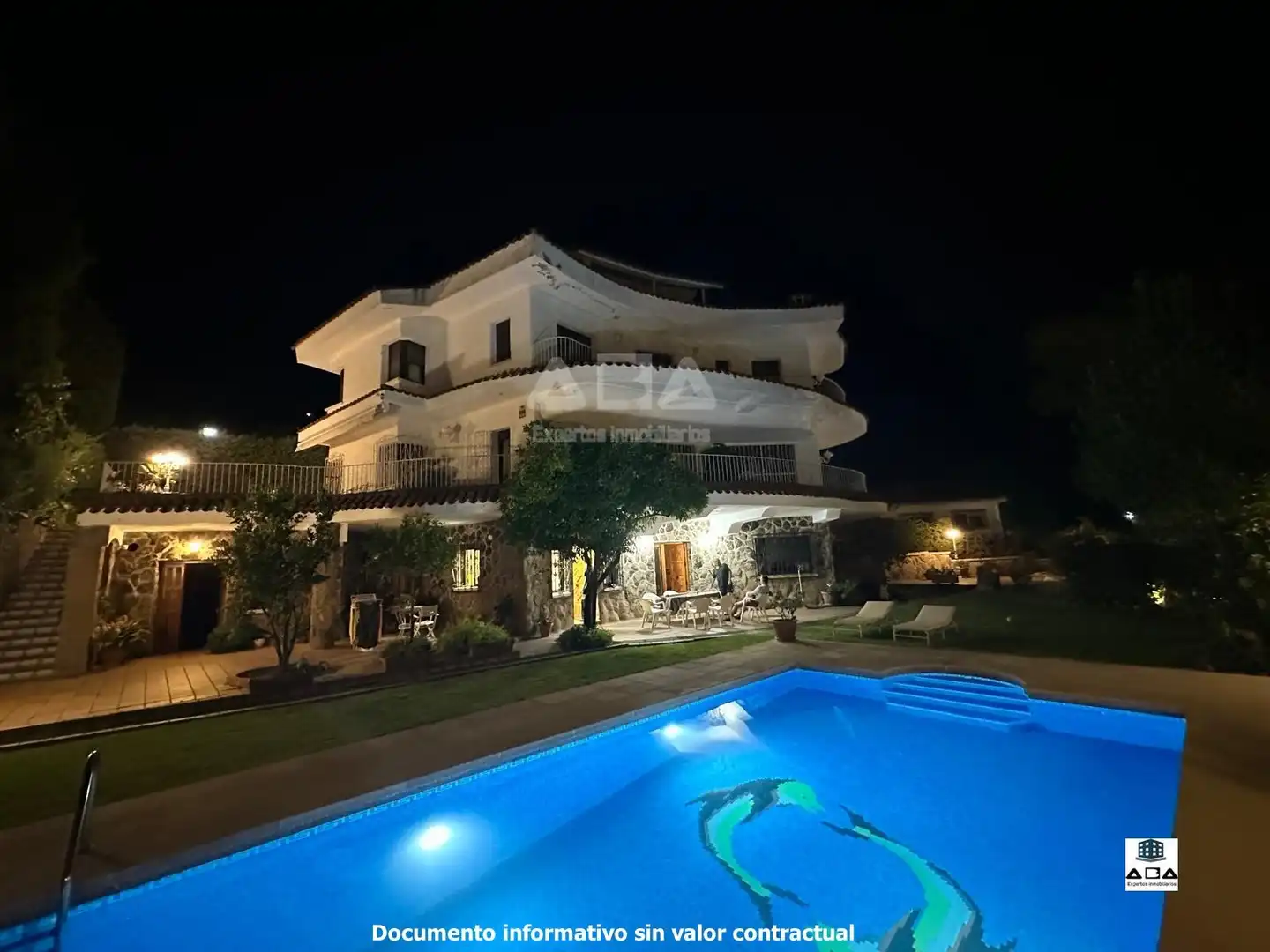 Piscina de Casa o chalet en venta en Poyales del Hoyo con Aire acondicionado, Calefacción y Jardín privado