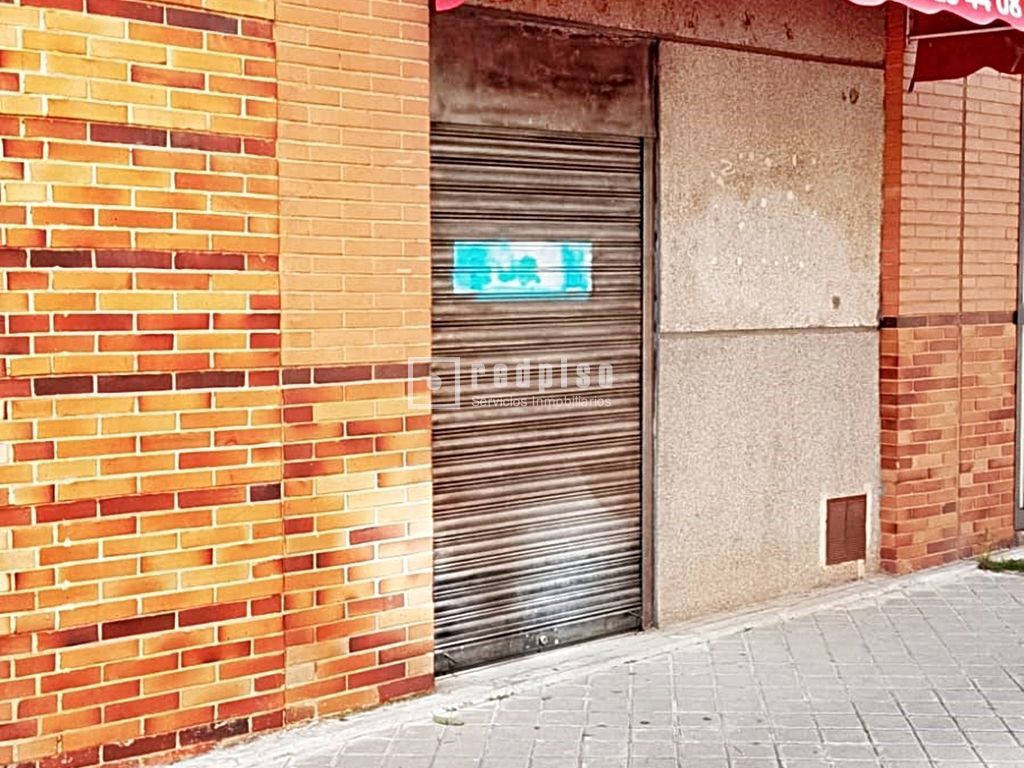 Vista exterior de Local en venda en  Madrid Capital