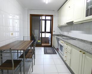 Cuina de Pis de lloguer en Vigo  amb Calefacció, Parquet i Moblat