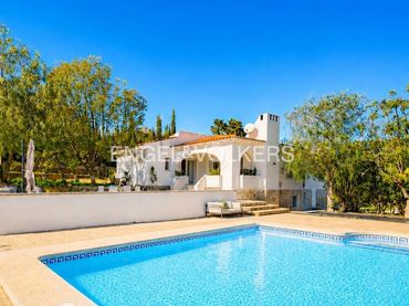 House with pool for sale in Avenida País Valencia