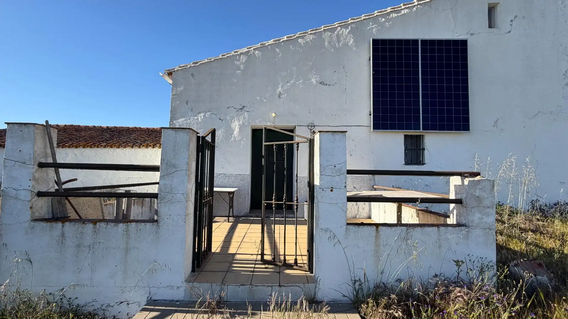 Vista exterior de Finca rústica en venda en Puebla de Guzmán amb Jardí privat i Moblat
