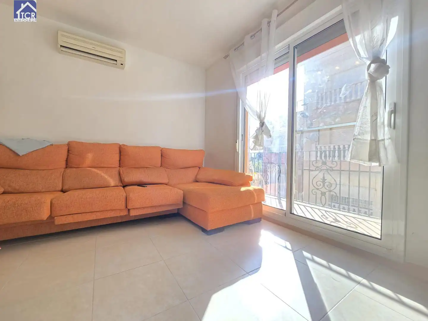 Wohnzimmer von Wohnung zum Verkauf in Camarles mit Klimaanlage, Balkon und Gemeinschaftspool