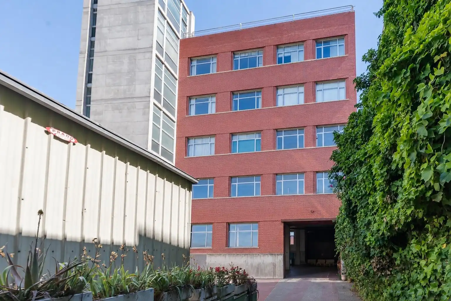 Außenansicht von Gebäude zur Miete in Madrid