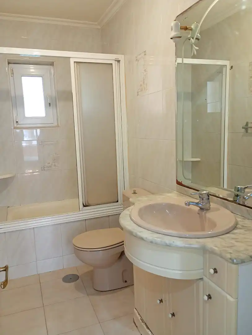 Badezimmer von Wohnung zum Verkauf in Gijón  mit Möbliert