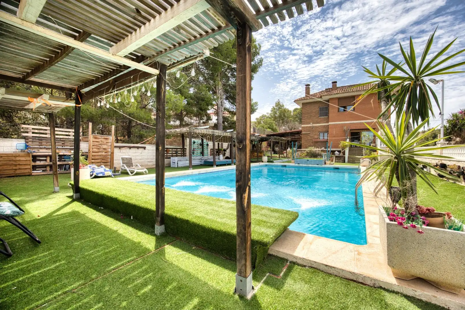 Detached house with pool for sale in Petrer