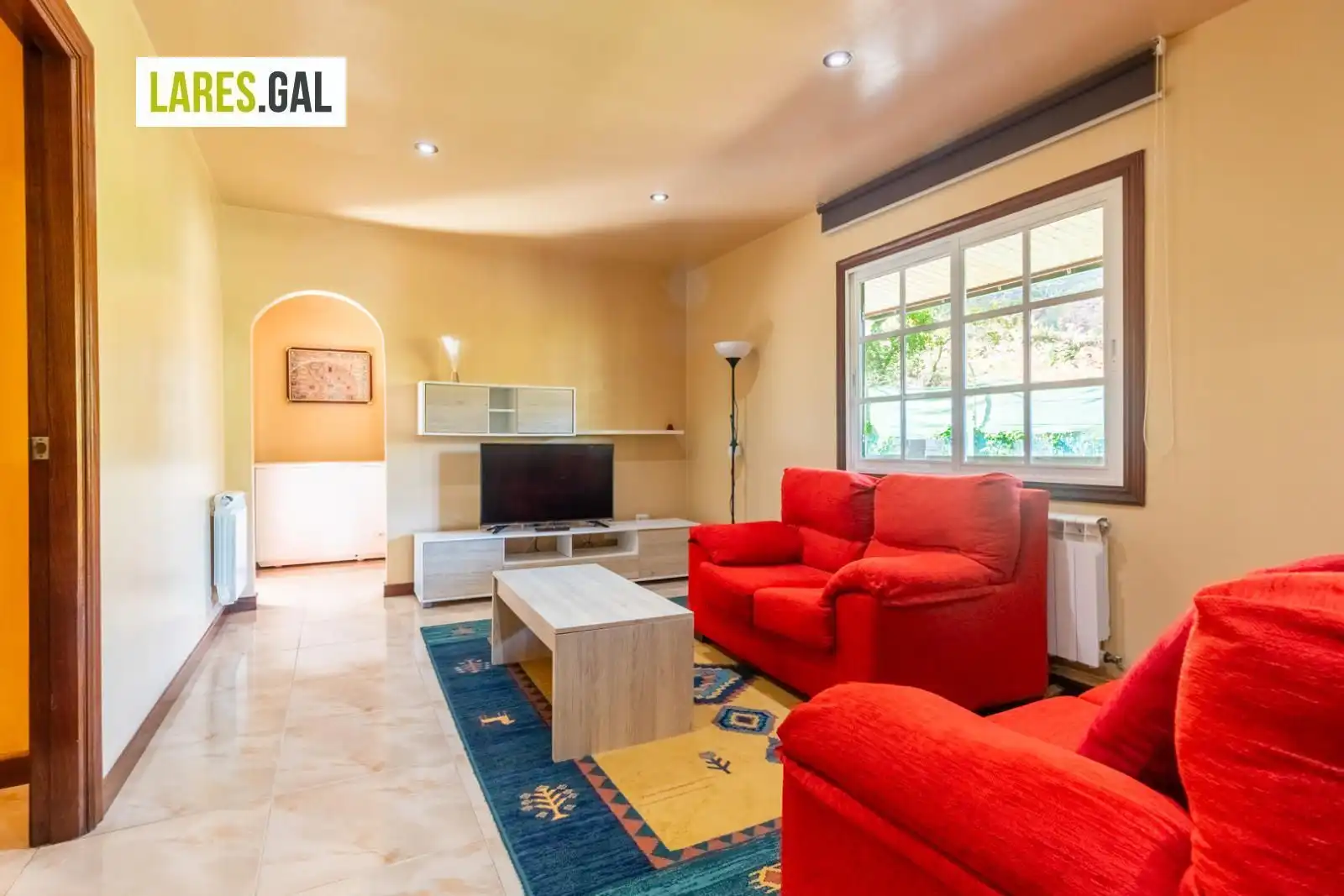Sala d'estar de Casa o xalet en venda en Cangas  amb Calefacció, Terrassa i Traster