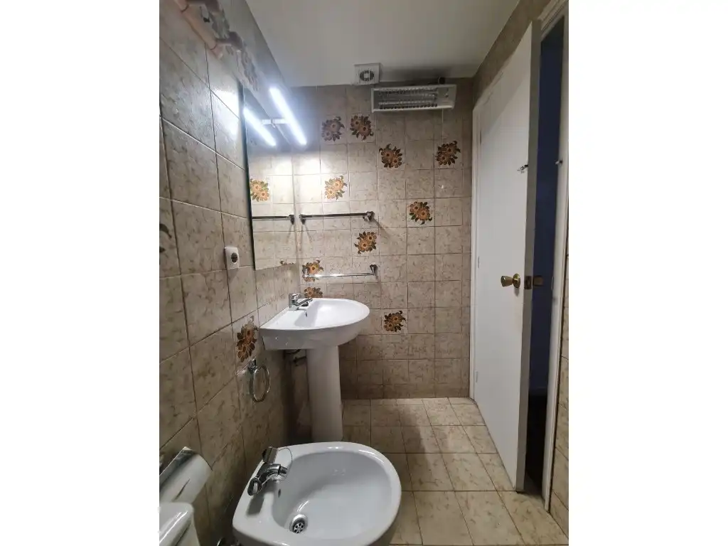 Bathroom of Flat for rent in Girona