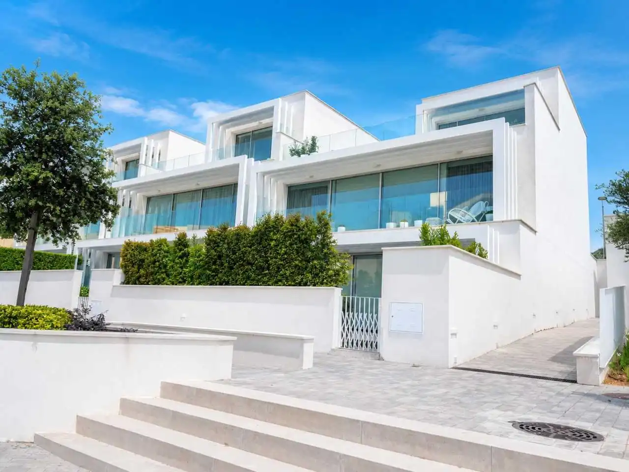 Vista exterior de Casa adosada en venda en Sotogrande amb Aire condicionat, Calefacció i Jardí privat