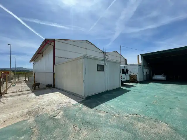 Außenansicht von Fabrikhallen zur Miete in Valencia