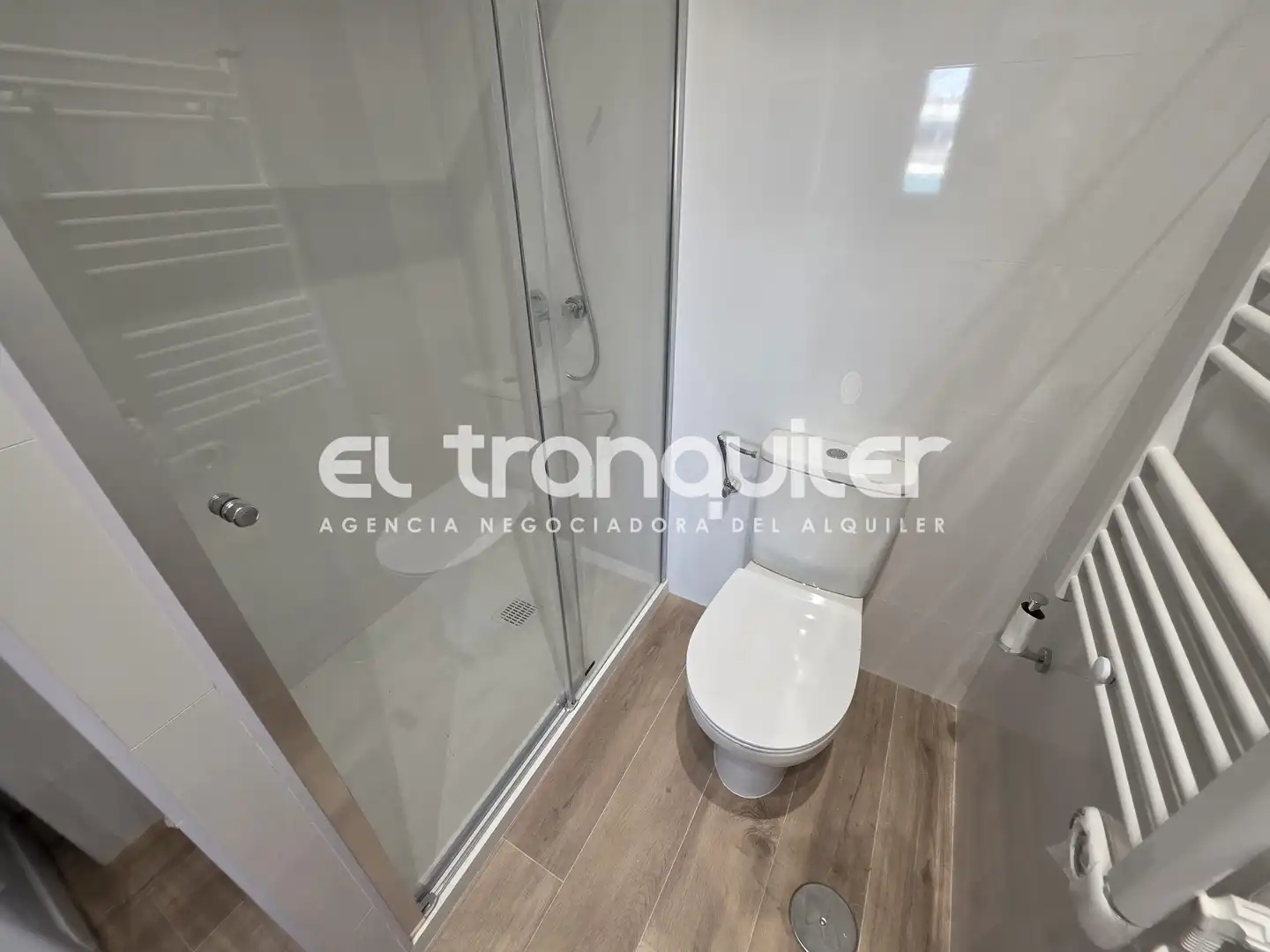 Badezimmer von Wohnung zur Miete in Madrid mit Klimaanlage und Waschmaschine