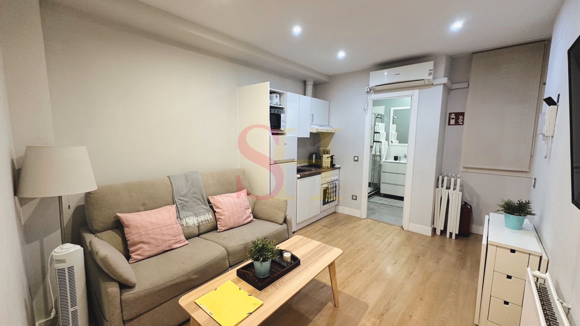 Sala d'estar de Apartament de lloguer en  Madrid Capital amb Calefacció, Moblat i Forn