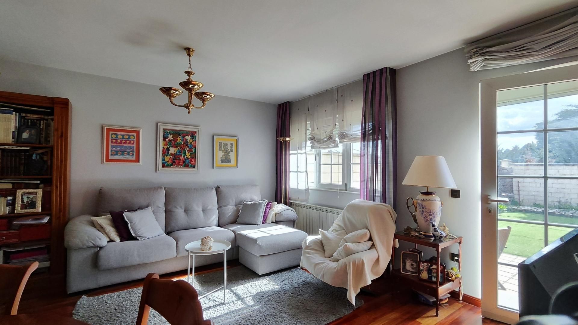 Sala de estar de Casa adosada en venta en Villaquilambre con Calefacción