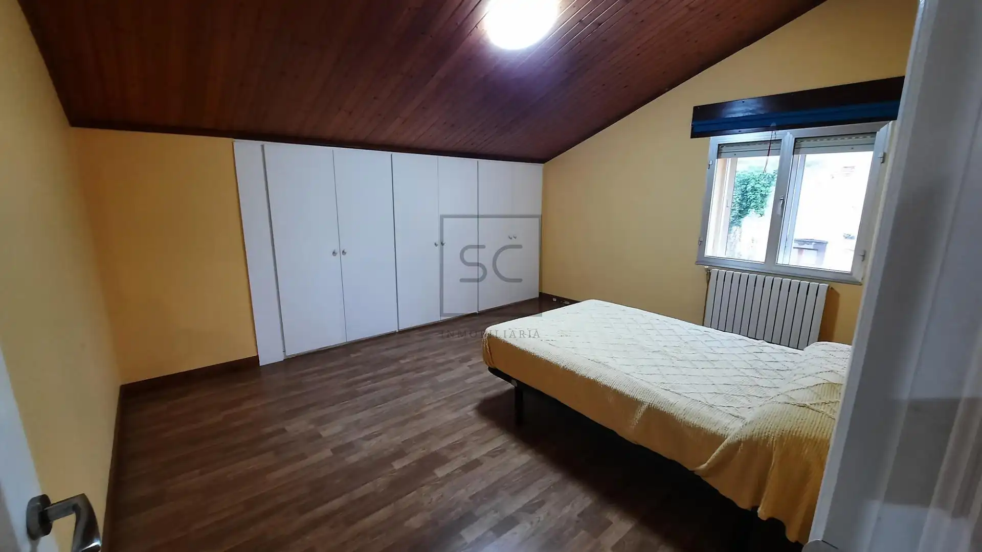 Schlafzimmer von Einfamilien-Reihenhaus zum Verkauf in Neda mit Heizung, Privatgarten und Alarm
