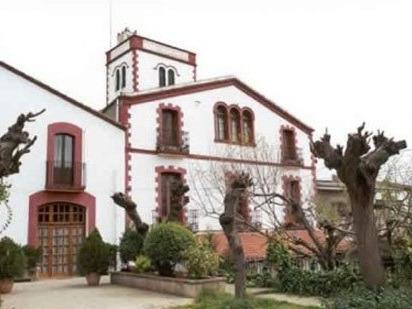 Vista exterior de Finca rústica en venda en Vilafranca del Penedès amb Terrassa i Balcó