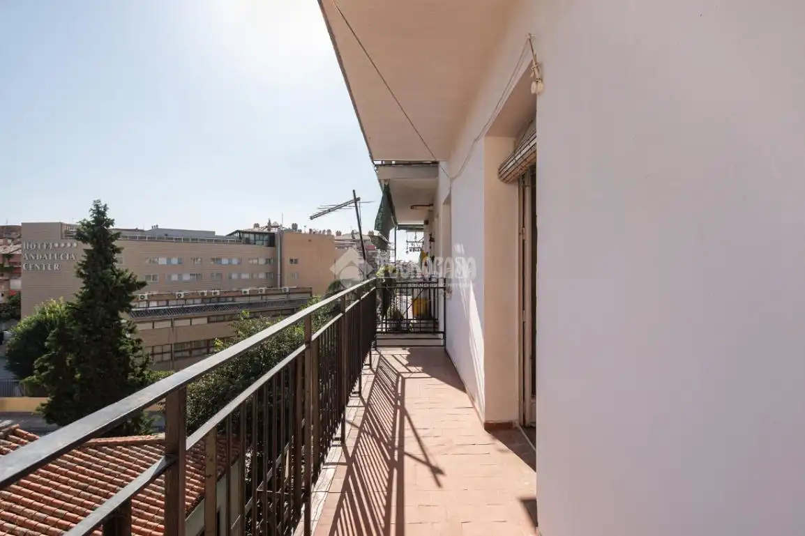 Habitación de Piso en venta en Granada con Balcón
