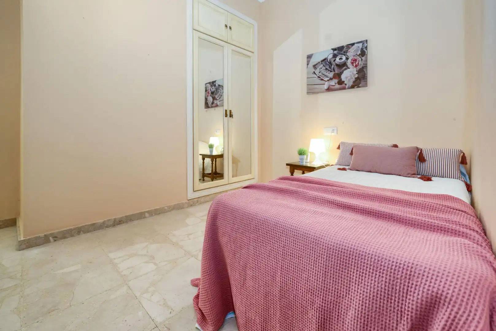 Habitación de Apartamento en venta en Sevilla con Alarma