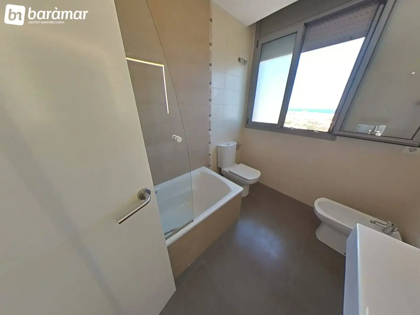 Baño de Casa adosada en venta en El Vendrell con Aire acondicionado, Calefacción y Jardín privado