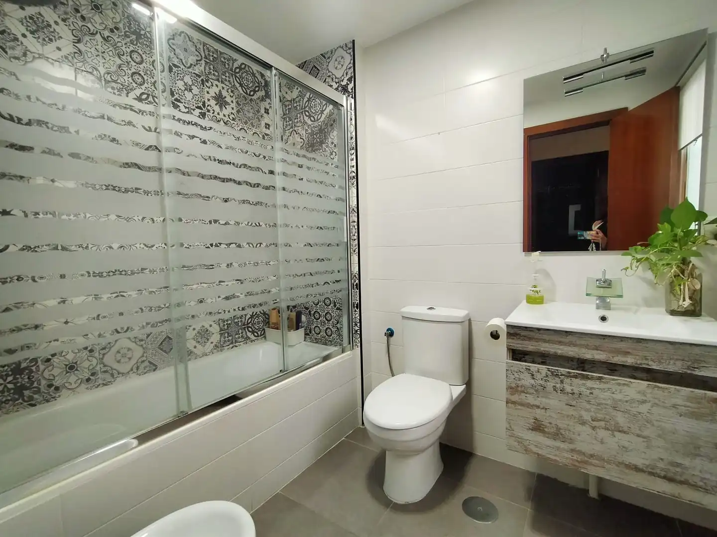 Bathroom of Flat for sale in Sevilla  with Air Conditioner and Terrace