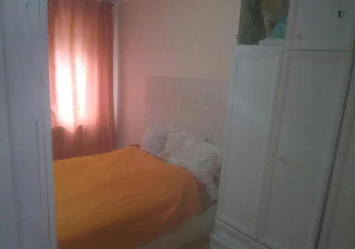 Dormitori de Apartament per a compartir en Barcelona amb Moblat, Forn i Rentadora