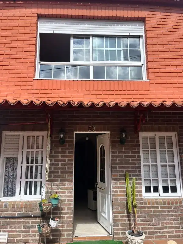 Vista exterior de Casa o xalet en venda en Vigo  amb Terrassa