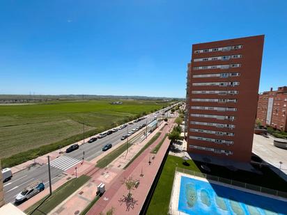 Exterior view of Flat for sale in Parla  with Parquet flooring, Storage room and Community pool