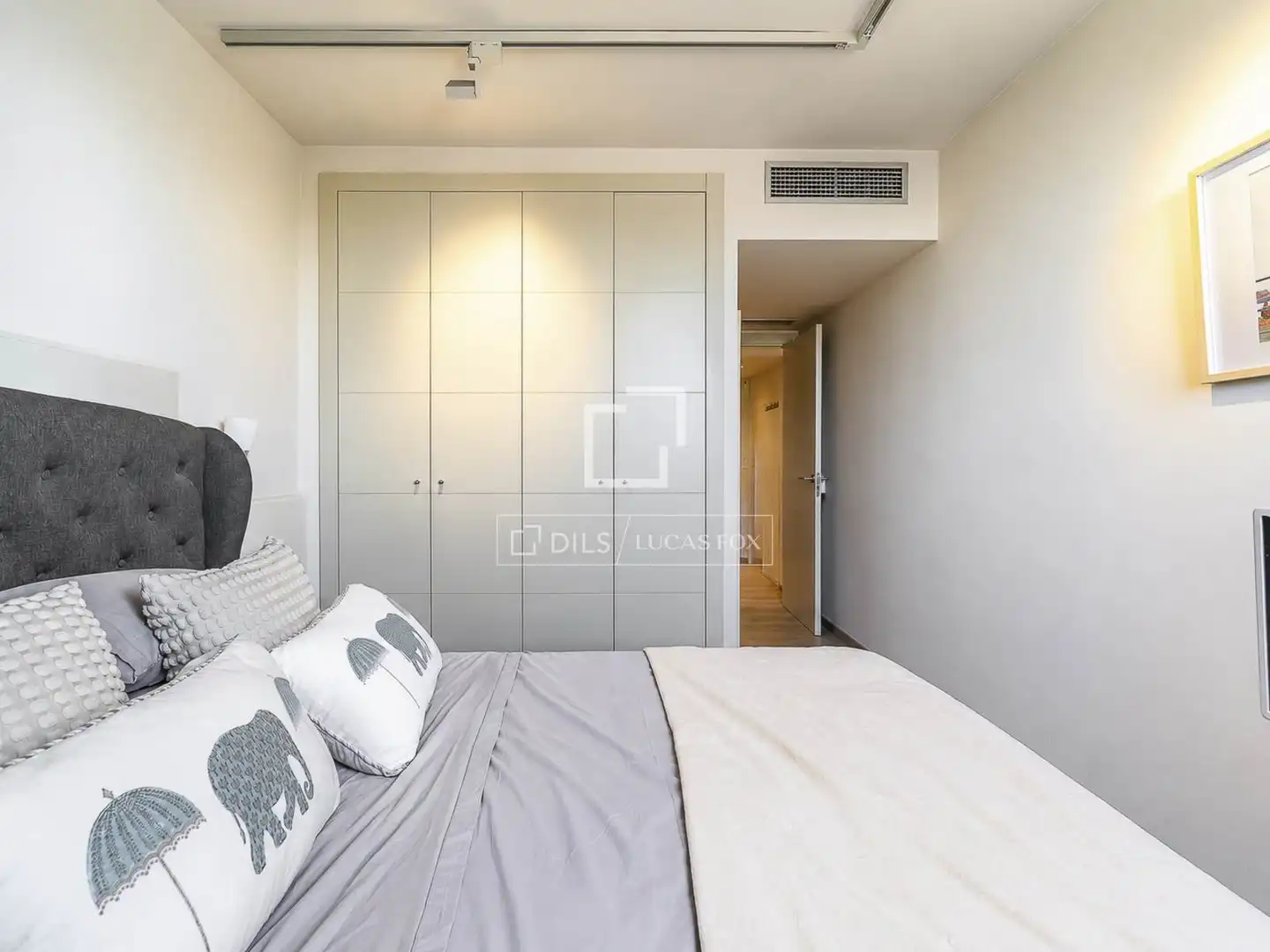 Schlafzimmer von Wohnung zum Verkauf in Barcelona mit Klimaanlage und Balkon