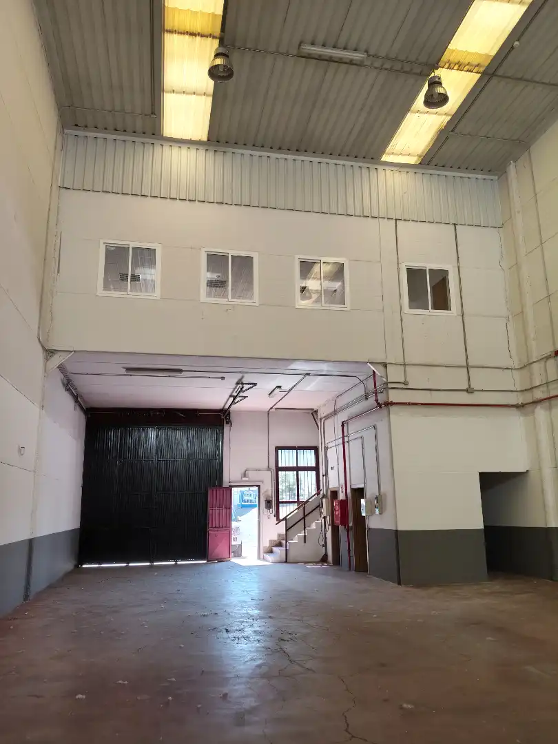 Außenansicht von Fabrikhallen zum Verkauf in Illescas