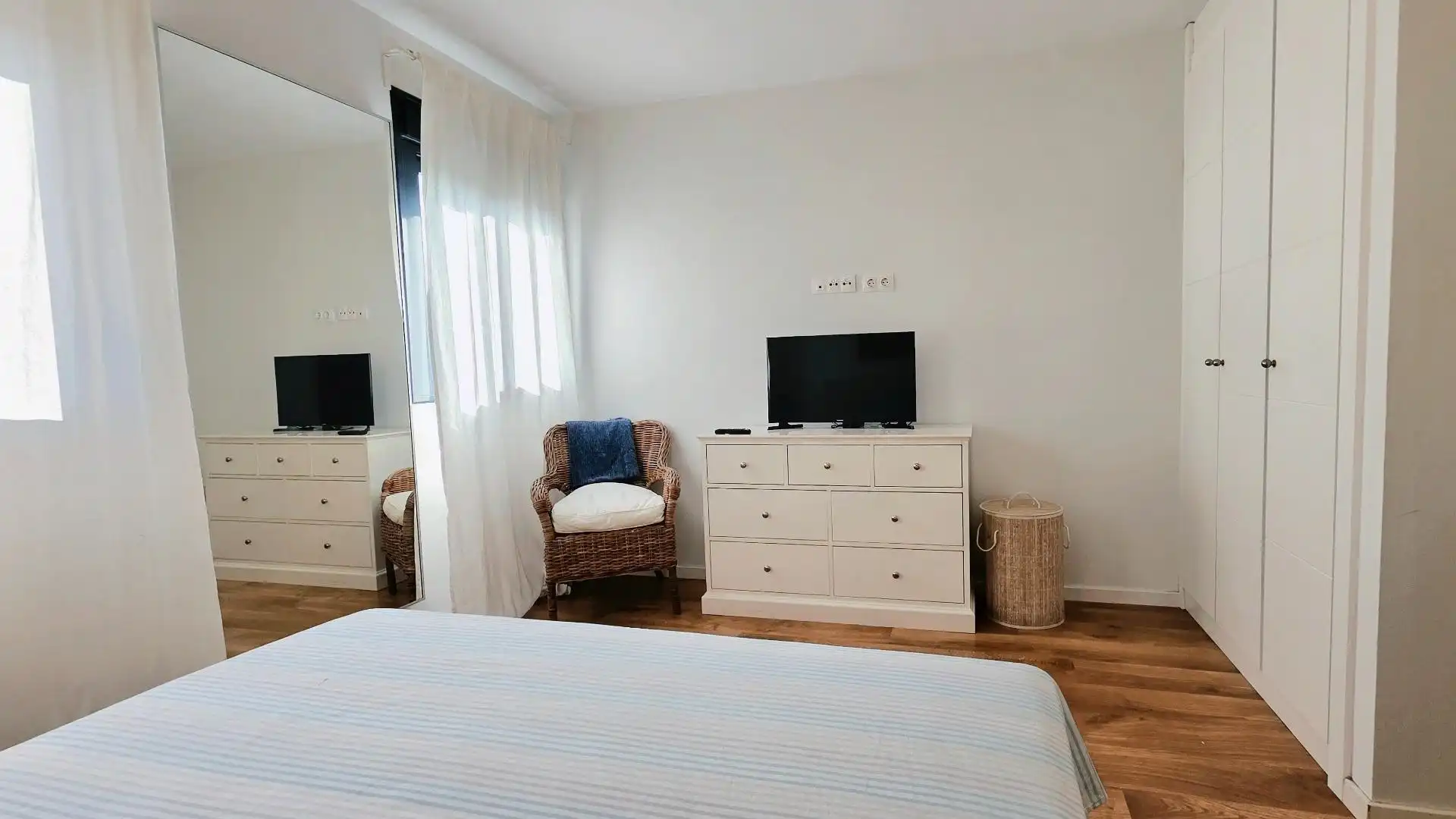 Dormitori de Pis en venda en San Juan de Aznalfarache amb Aire condicionat, Jardí privat i Parquet