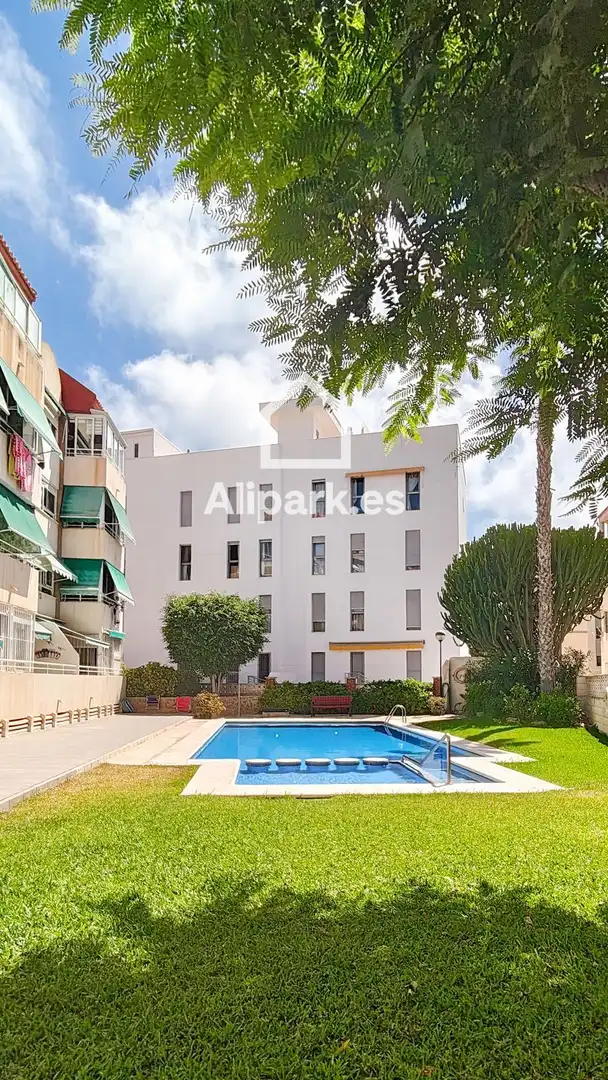 Außenansicht von Wohnung zum Verkauf in El Campello mit Terrasse, Schwimmbad und Gemeinschaftspool