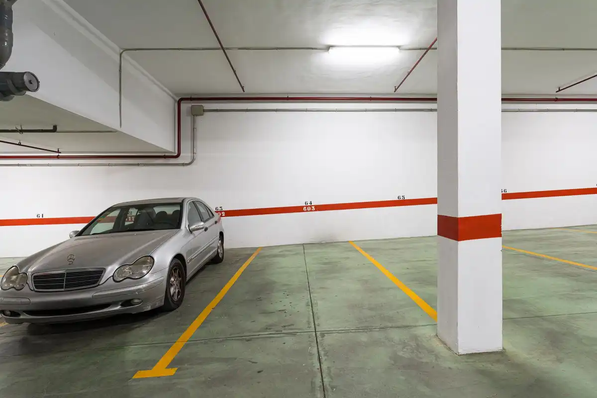 Parkplatz von Erdgeschoss zum Verkauf in Marbella mit Klimaanlage, Privatgarten und Terrasse