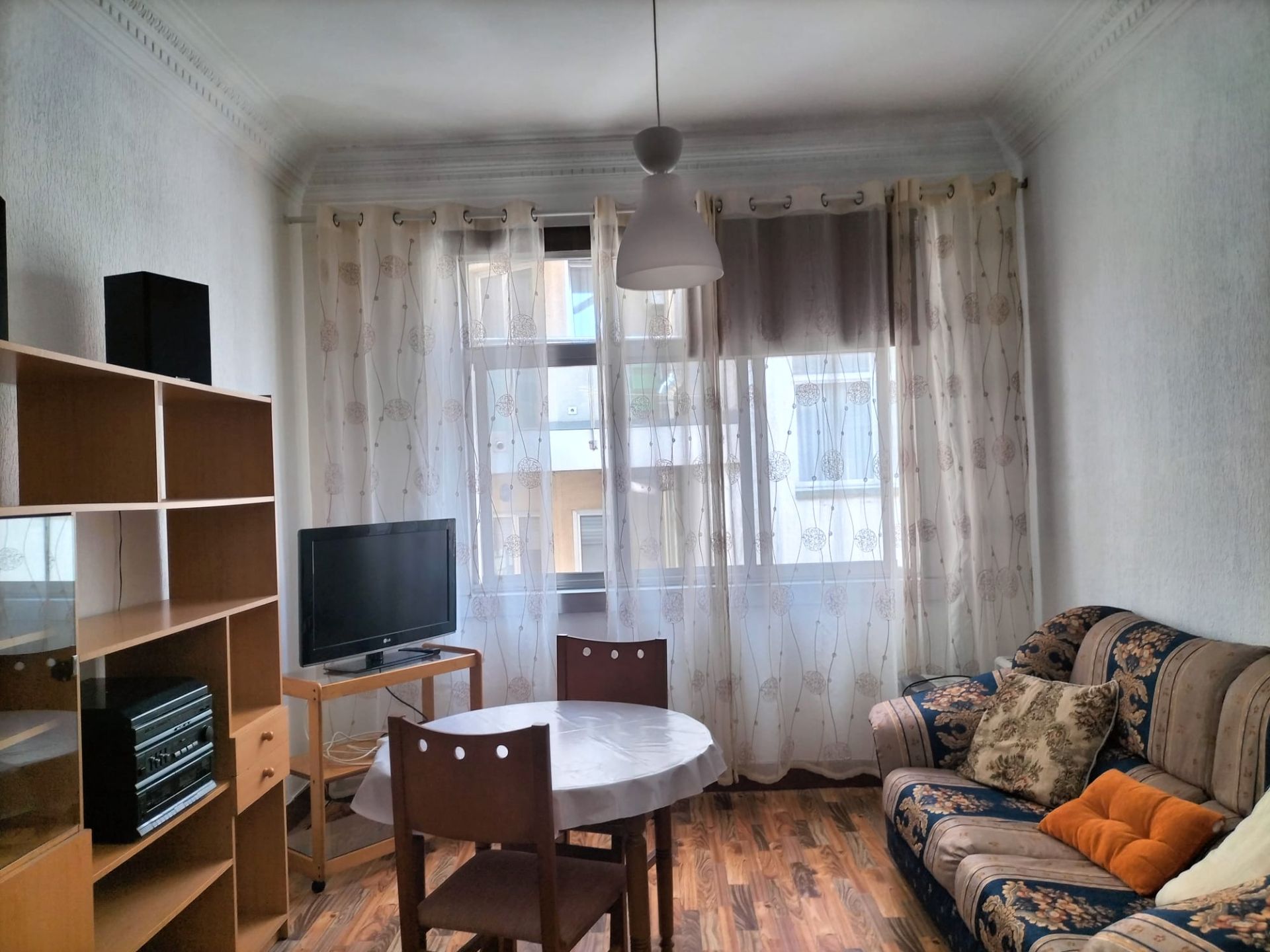 Sala d'estar de Pis en venda en A Coruña Capital  amb Parquet, Moblat i Forn