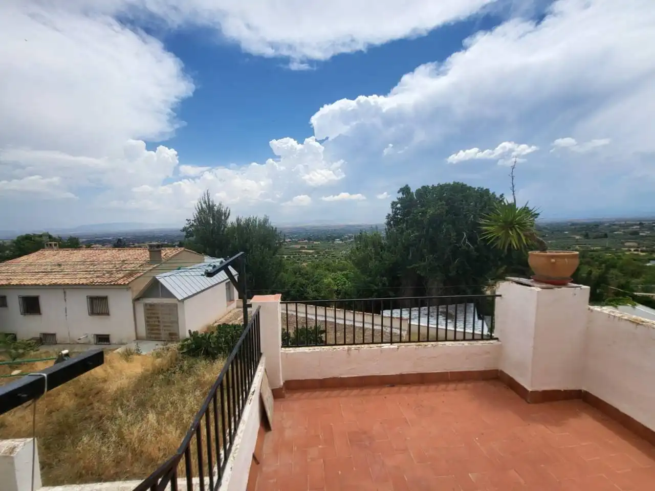 Vista exterior de Casa o xalet en venda en Baza amb Calefacció i Terrassa