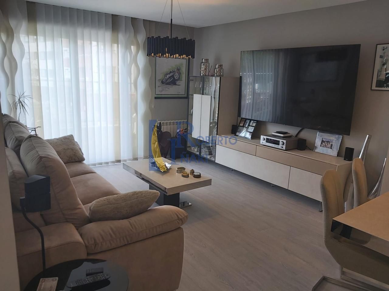 Sala d'estar de Apartament en venda en León Capital  amb Calefacció, Terrassa i Traster