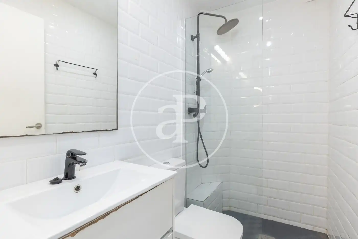 Badezimmer von Wohnung zum Verkauf in Barcelona mit Heizung, Möbliert und Balkon