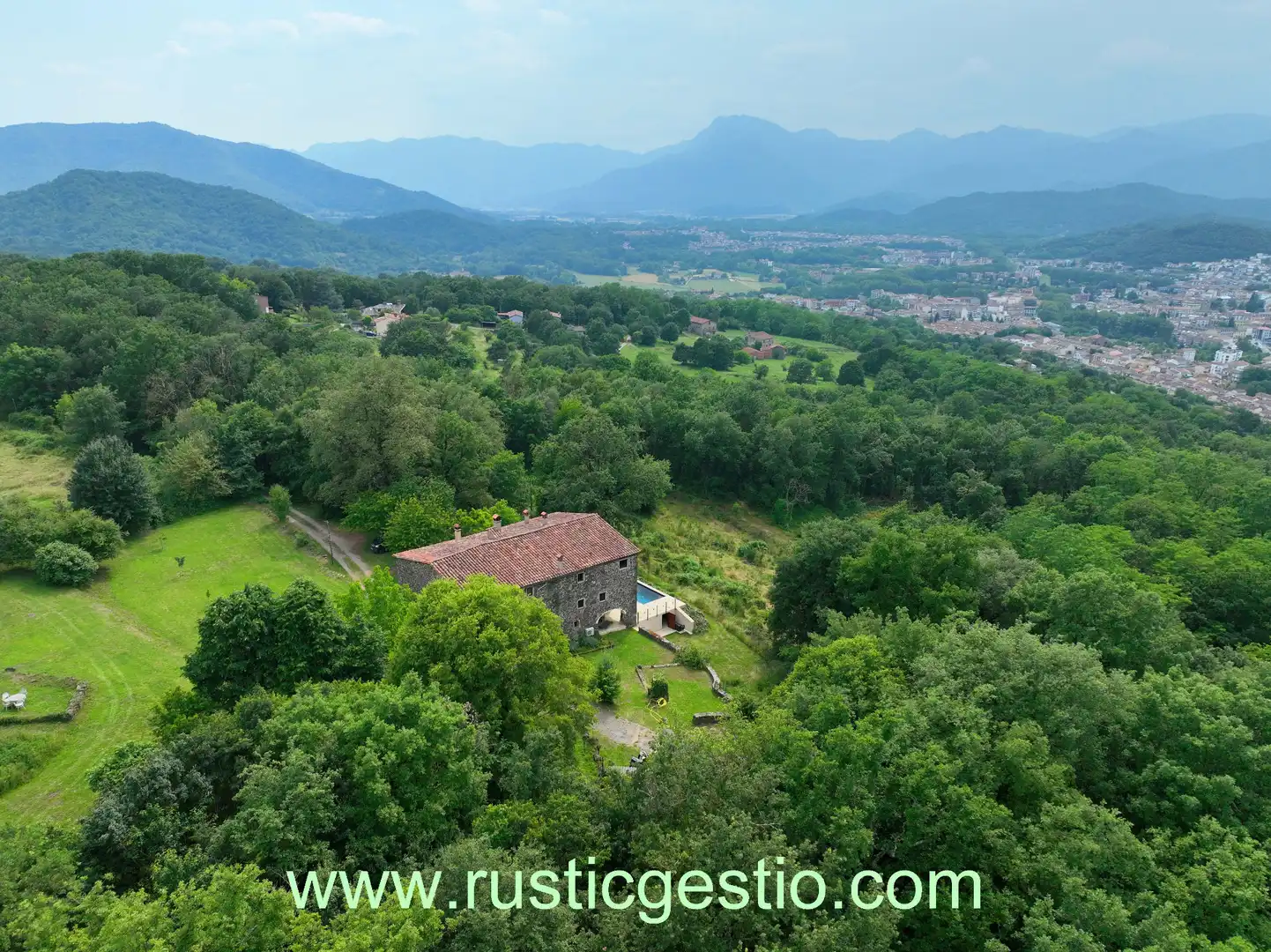 Vista exterior de Finca rústica en venta en Olot con Aire acondicionado, Jardín privado y Parquet