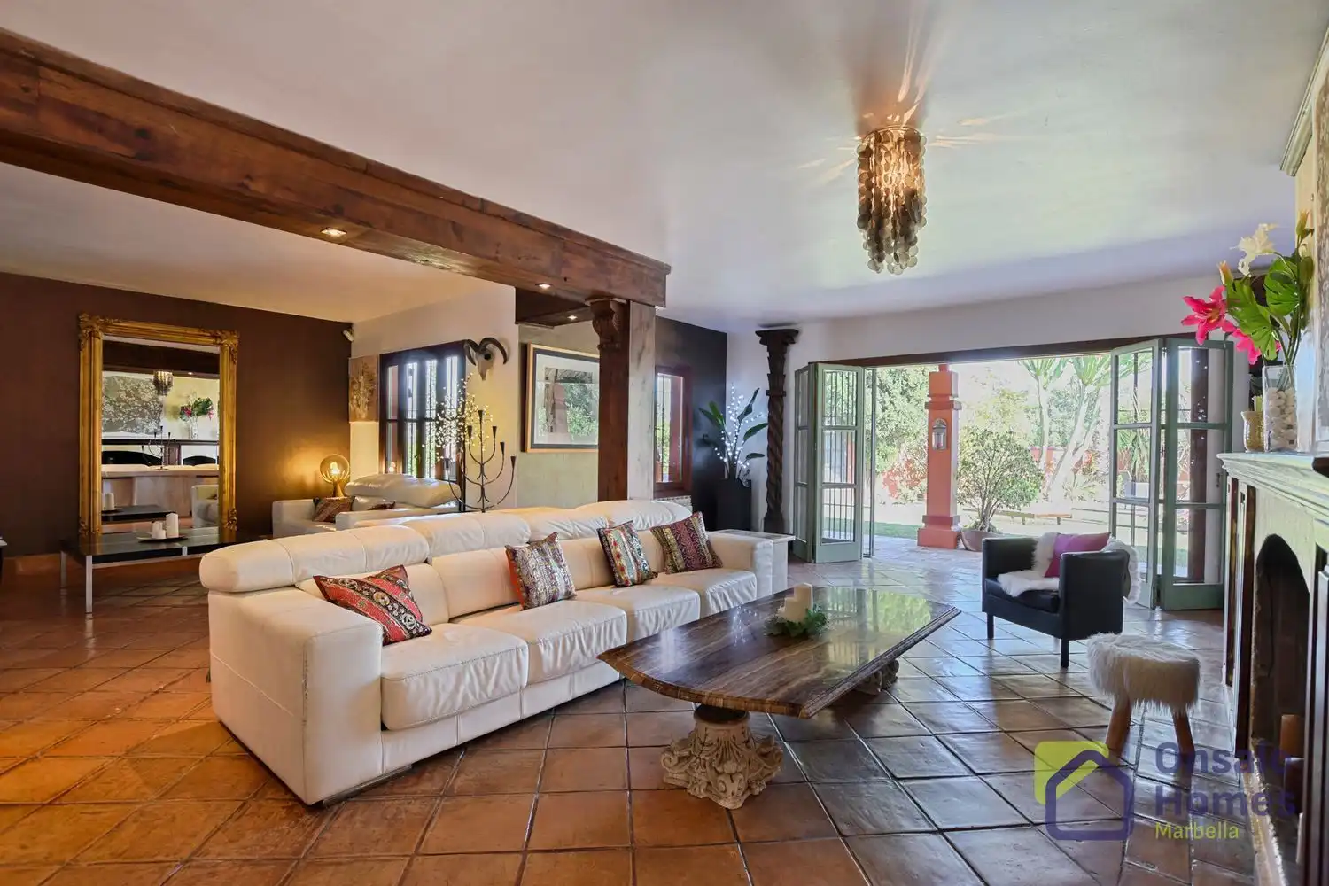 Sala d'estar de Casa o xalet en venda en Marbella amb Aire condicionat, Jardí privat i Terrassa