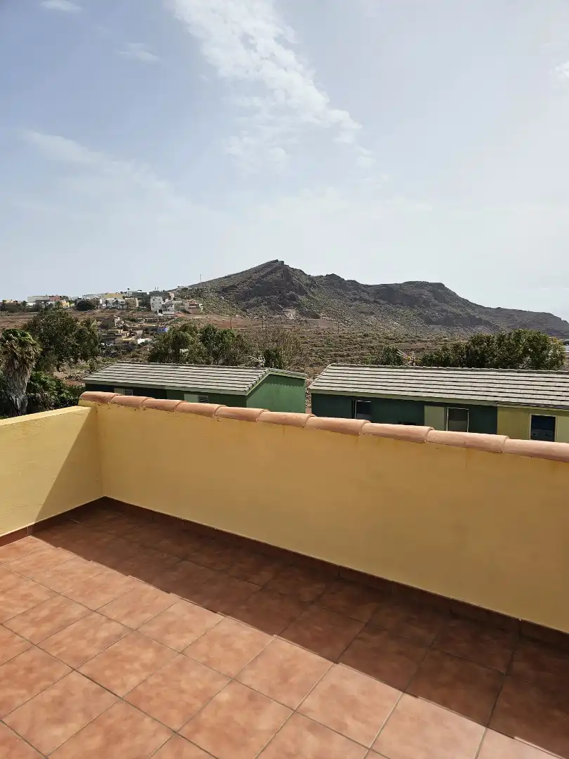 Außenansicht von Einfamilien-Reihenhaus zur Miete in Telde mit Klimaanlage, Heizung und Terrasse