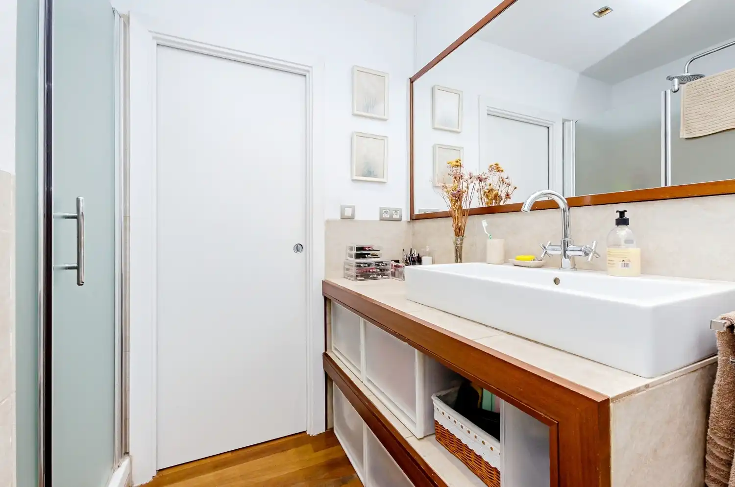 Badezimmer von Wohnung zum Verkauf in Barcelona mit Klimaanlage, Heizung und Parkett