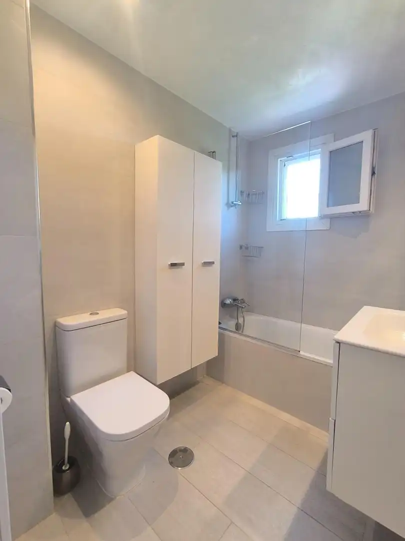 Badezimmer von Wohnung zur Miete in Málaga mit Klimaanlage, Privatgarten und Terrasse
