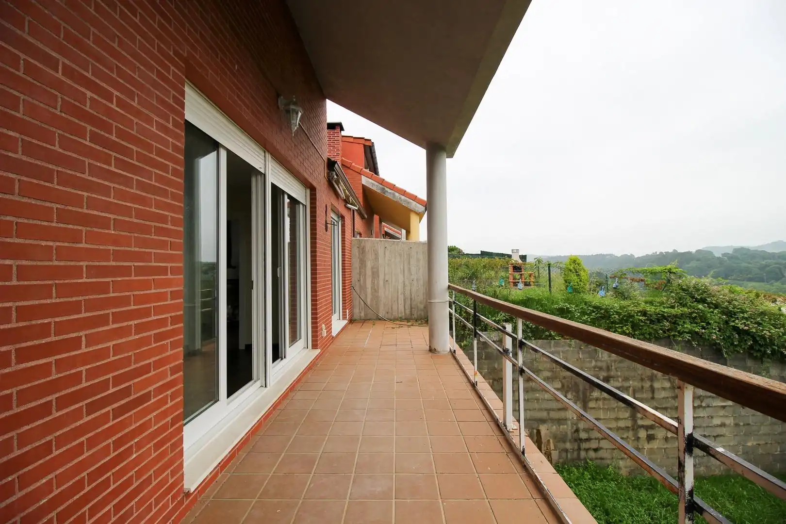 Terrassa de Casa adosada en venda en Hazas de Cesto amb Calefacció, Jardí privat i Parquet