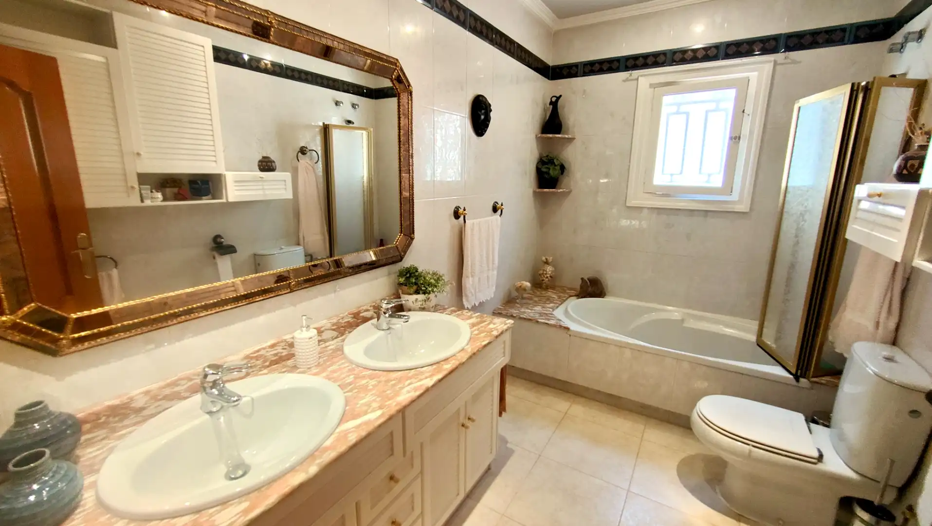 Bany de Casa o xalet en venda en Elche / Elx amb Aire condicionat, Calefacció i Jardí privat