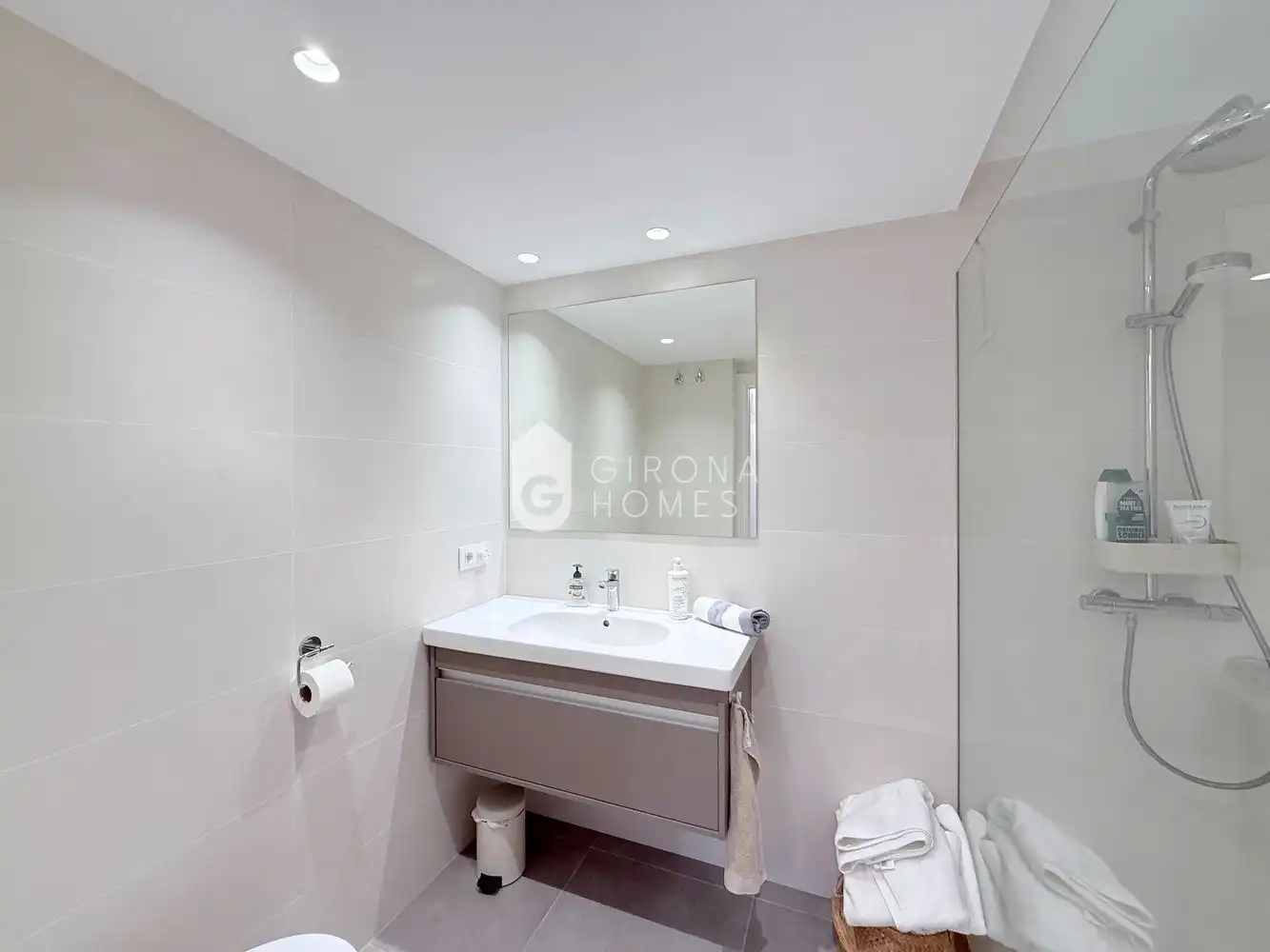 Bathroom of Apartments for rent in Girona  with Air Conditioner, Terrace and Furnished