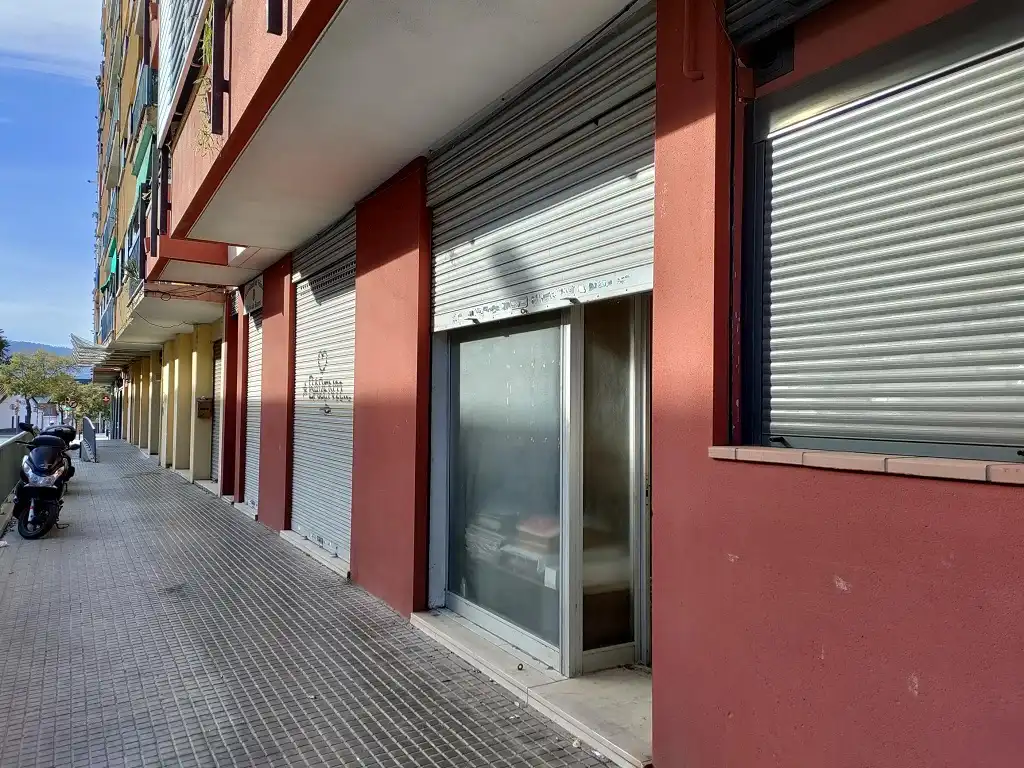 Business premises for sale in Carrer Amadeu Vives 30, imagen 2