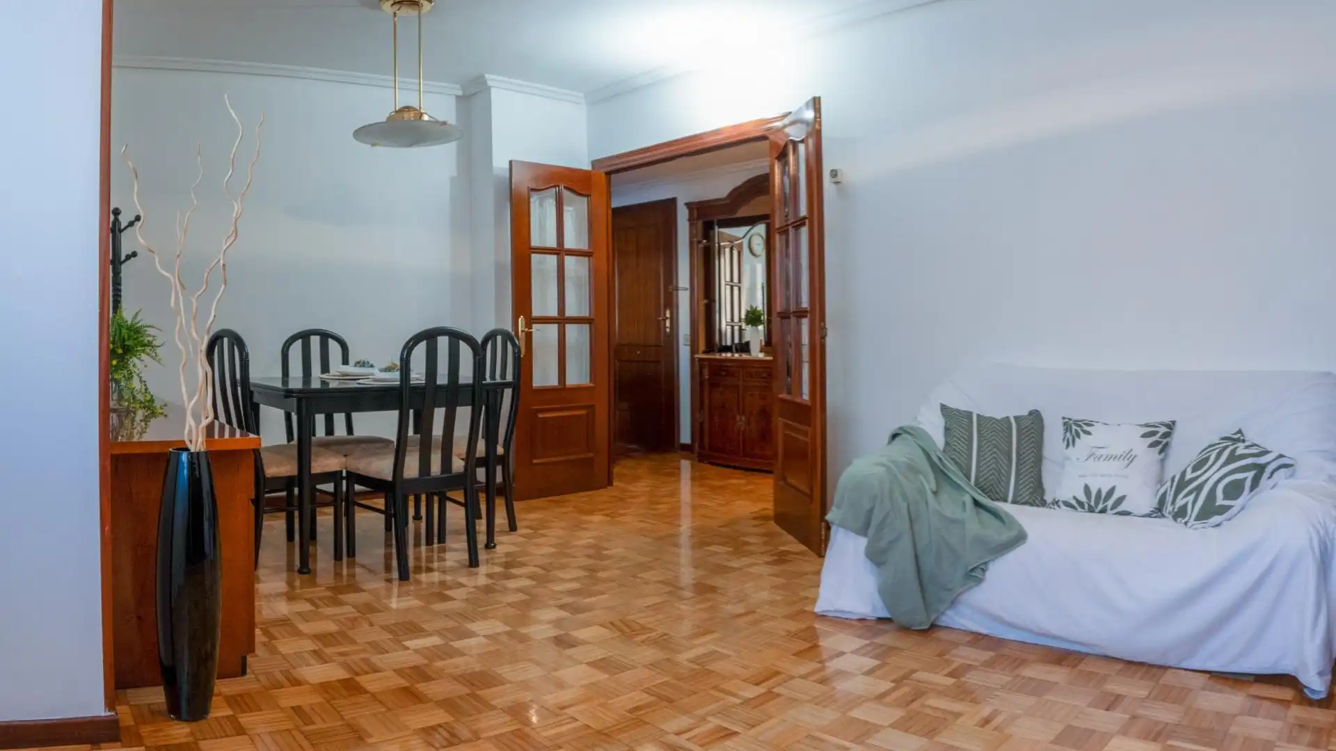 Dormitori de Pis en venda en Oviedo  amb Calefacció, Jardí privat i Parquet