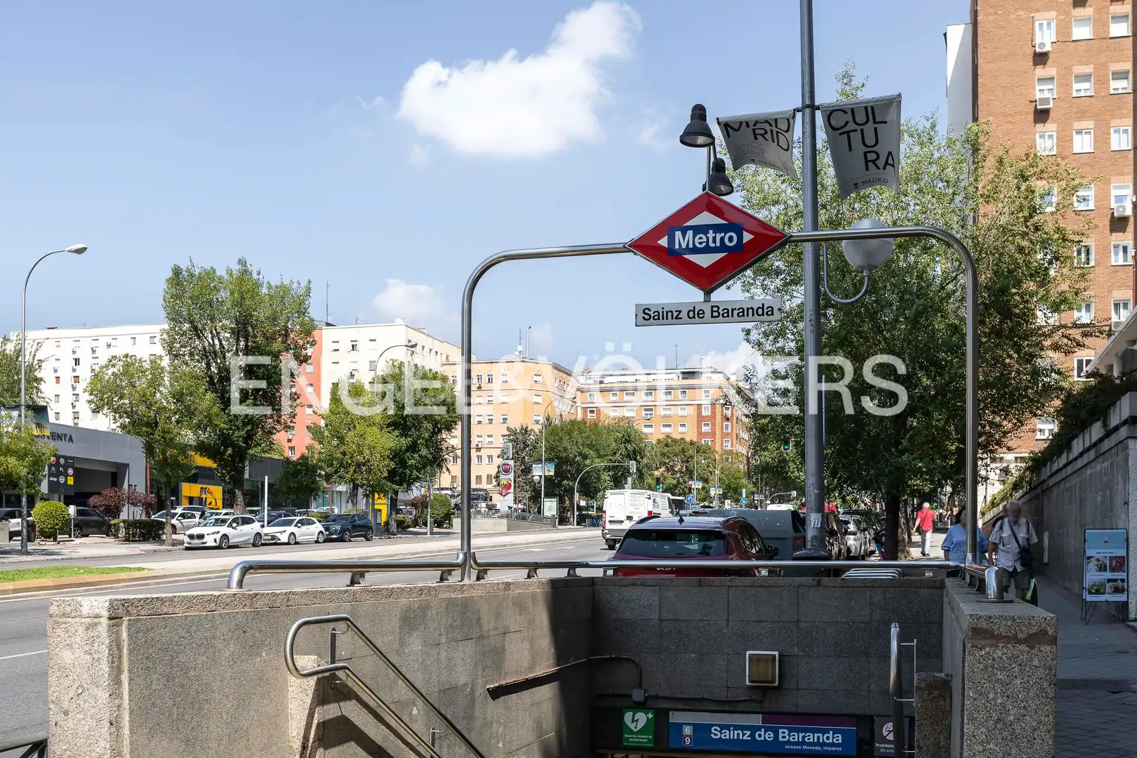 Vista exterior de Casa o xalet en venda en Madrid amb Calefacció, Jardí privat i Balcó
